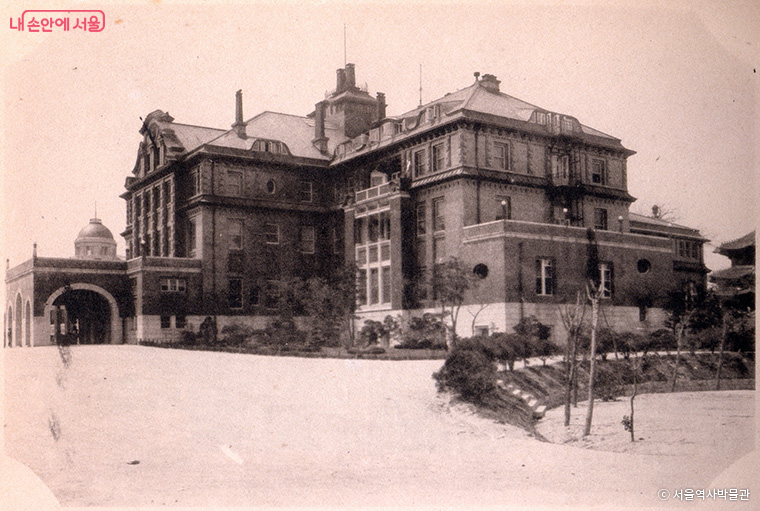 1914년 원구단(圜丘壇) 자리에 들어선 조선호텔의 전경이다. 
