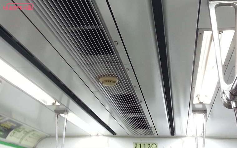 지하철 천장에 설치된 에어컨 ©한우진