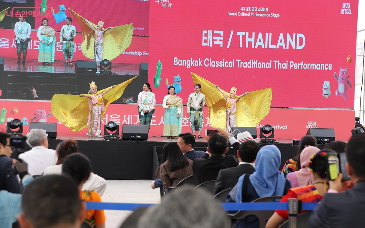 태국의 공연은 눈부신 색채와 역동적인 움직임으로 관객들을 매료시켰다. ⓒ이혜숙