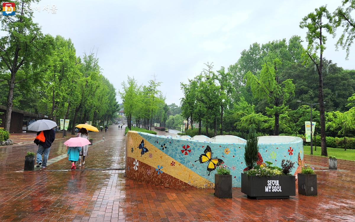 비가 오는 어린이날이었지만, 어린이와 함꼐 가족들은 서울어린이대공원을 방문했다. ⓒ김미선