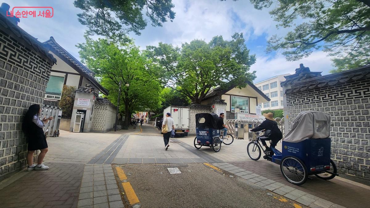 여성독립운동가의 길에 마주하는 덕성여자중학교와 고등학교, 서울 아띠 인력거 ©박은영