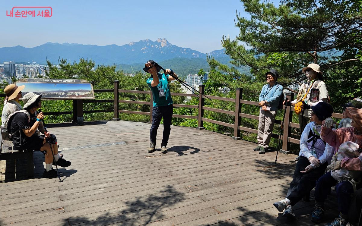 등산 지도사가 참가자들에게 안전한 등산 스틱 사용 방법을 교육하고 있다. ©김준범