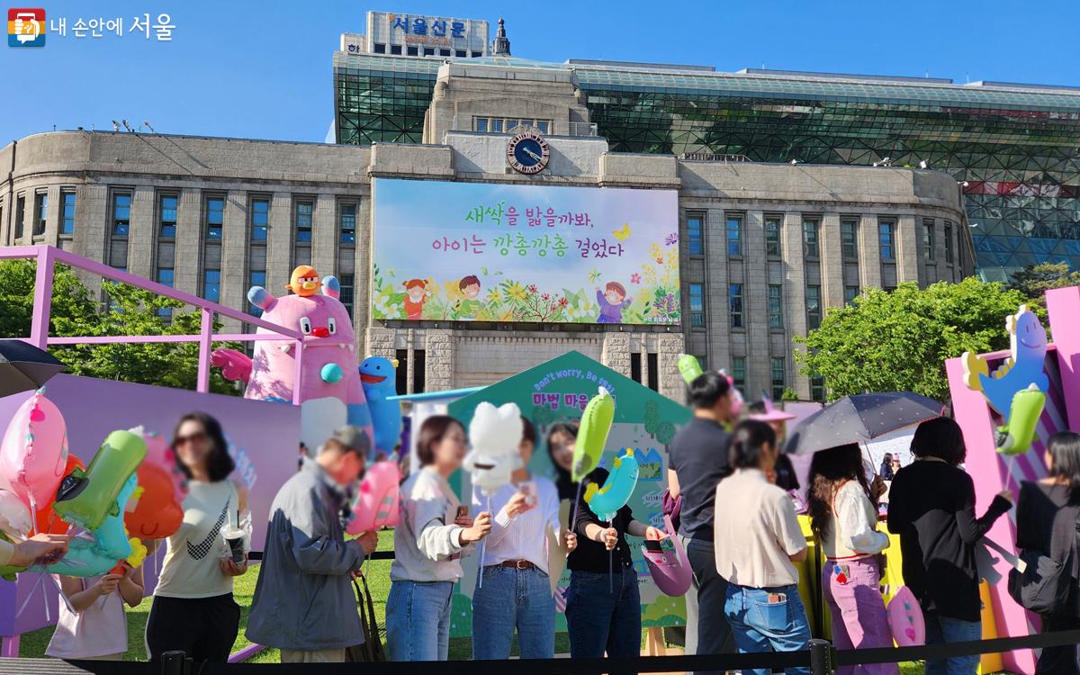 해치의 마법마을 입구에서 해치 & 소울프렌즈 캐릭터 풍선을 받았다. ⓒ김미선