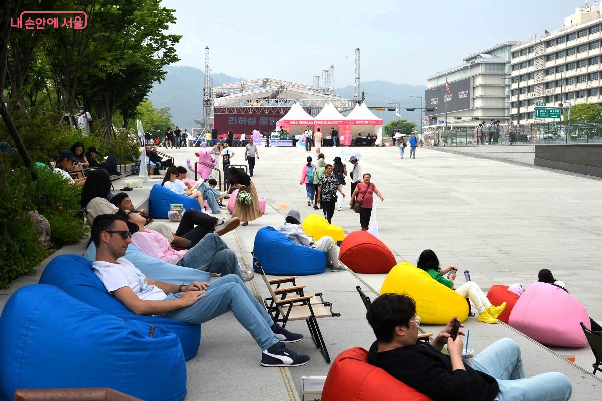 관람객들이 광화문광장에 앉아 휴식하고 있다. ©이봉덕