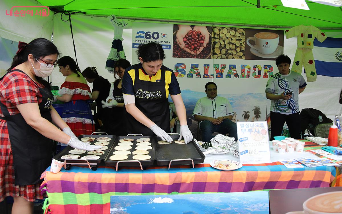 에콰도르의 음식은 남미의 풍부한 자연과 다채로운 문화가 어우러진 진정한 미식의 향연이다. ⓒ이혜숙