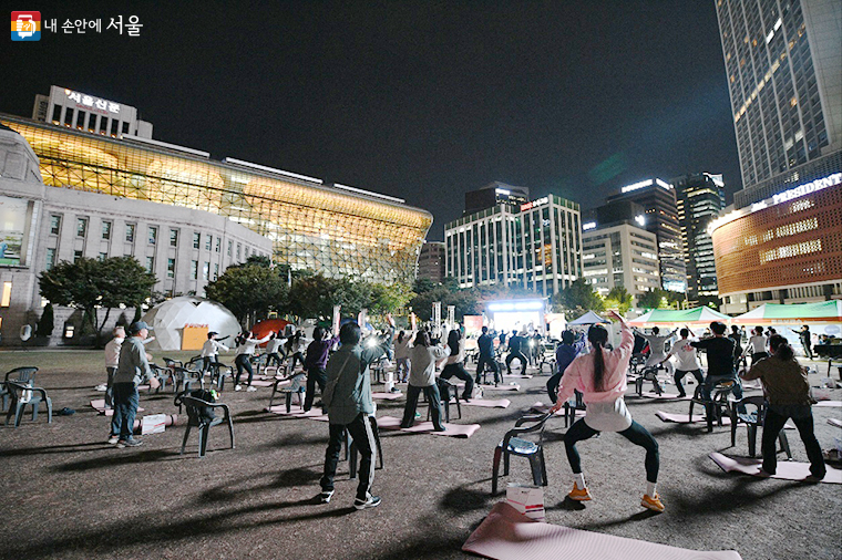 서울시는 5월 9일부터 10월까지 매주 목요일 ‘운동하는 서울광장’을 운영한다. 