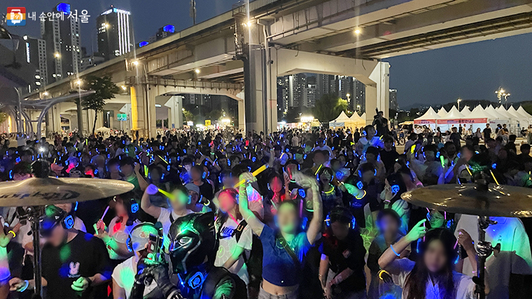 ‘무소음 DJ파티’는 5월 5일과 12일 달빛 무지개 분수 앞에서 펼쳐진다. 