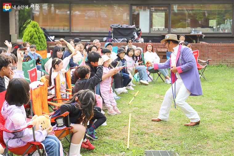 서울대공원에서는 ‘사육사가 진행하는 마술쇼’ 등 다양한 프로그램이 5일(11시~17시30분) 진행된다.