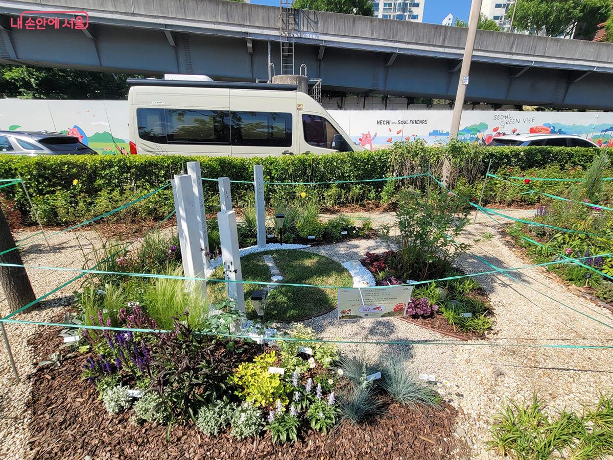 시민동행 정원에서는 가든 앤 가드너스 팀의 작품 <정원의 시간은 섬세하다>를 만날 수 있다. ©김민지