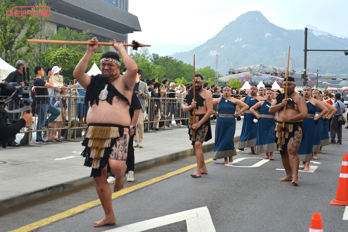 뉴질랜드 원주민 마오리족의 씩씩한 분위기가 느껴지는 전통 공연이 눈길을 사로잡았다. ©이봉덕