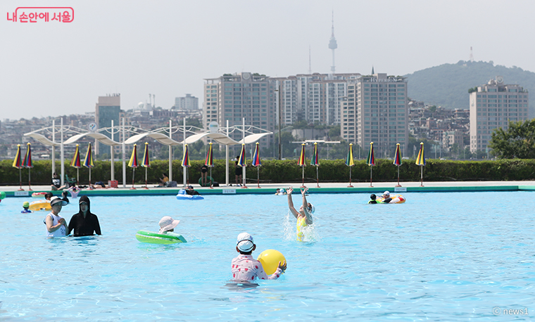 서울시 한강 야외수영장과 물놀이장 이용객은 지난해 총 21만 5,325명에 달한다.