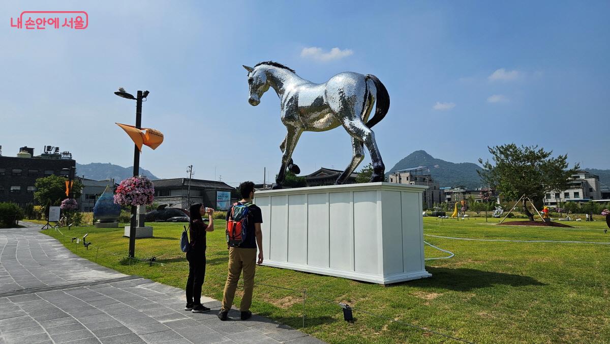 여행자들이 김도훈 작가의 ‘Horse’를 감상하고 있다. ⓒ이선미 