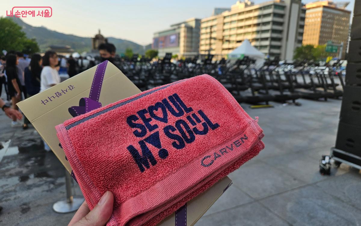 행사 참여 기념으로 서울마이소울 수건을 받았다. ©김준범