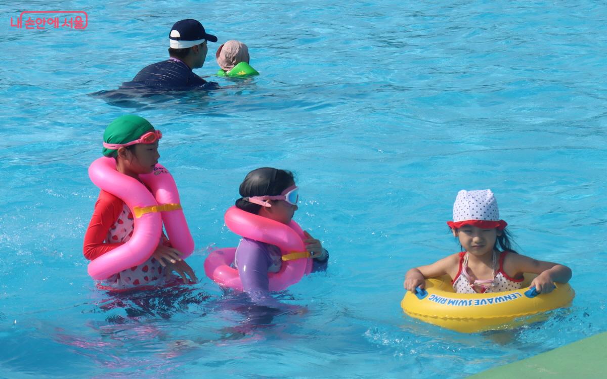 잠원 수영장은 성인풀, 청소년풀, 어린이풀로 구성돼  온 가족이 즐기기 좋다. ©심재혁