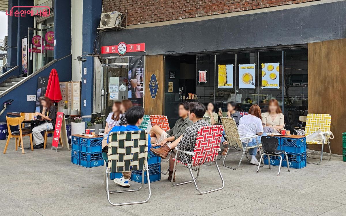 많은 사람들이 카페에서 시간을 보내고 있다. ⓒ홍혜수