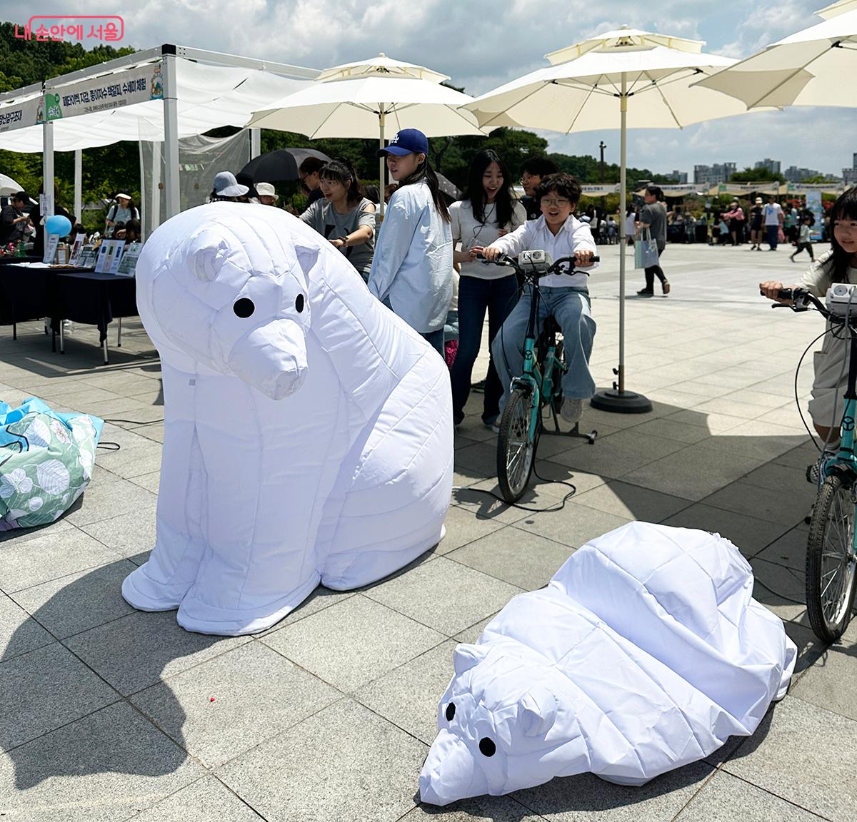 환경의 날을 맞아 북서울꿈의숲 서문 광장에서는 제1회 강북환경축제가 열렸다. 사진은 자전거 발전기 놀이 체험 모습 ⓒ김수정