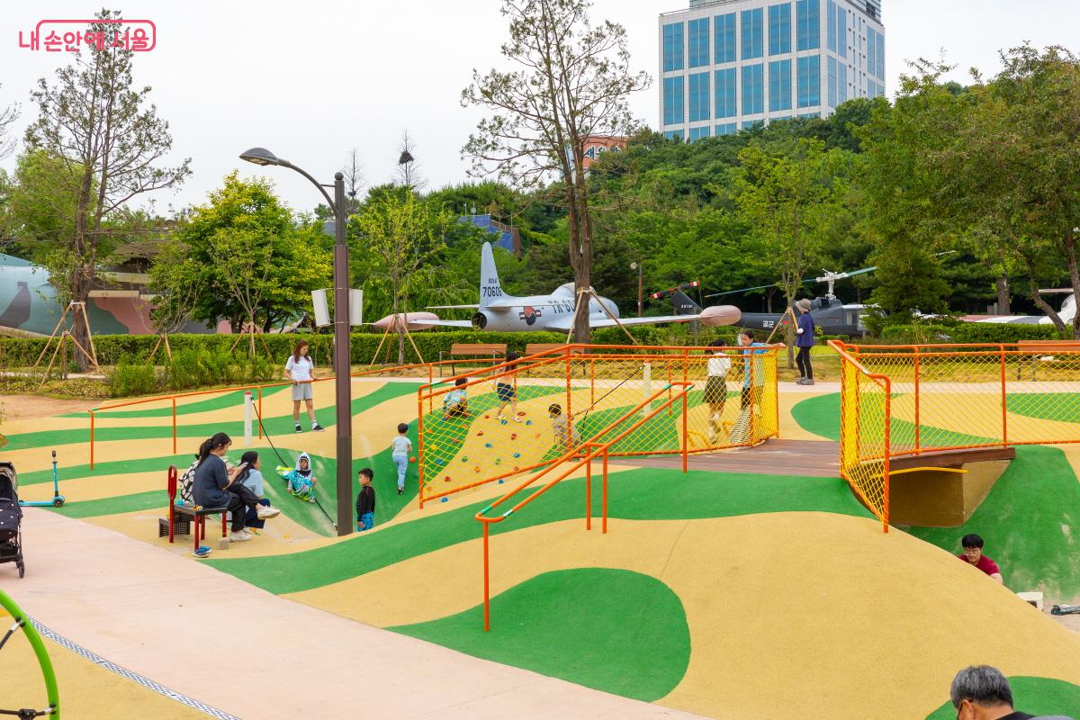 보라매공원 거점형 어린이 놀이터는 약 1만 5,000㎡ 공간의 유니버설 디자인을 갖춘 놀이 공간이다. ©이병문
