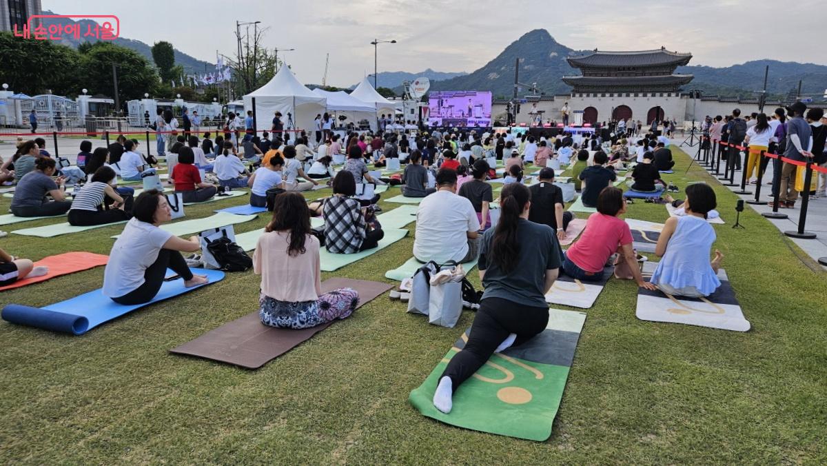 지난해 1,400여 명이 참여한 '광화문 달빛요가'가 올해 더 큰 규모로 돌아왔다. ©이선미 