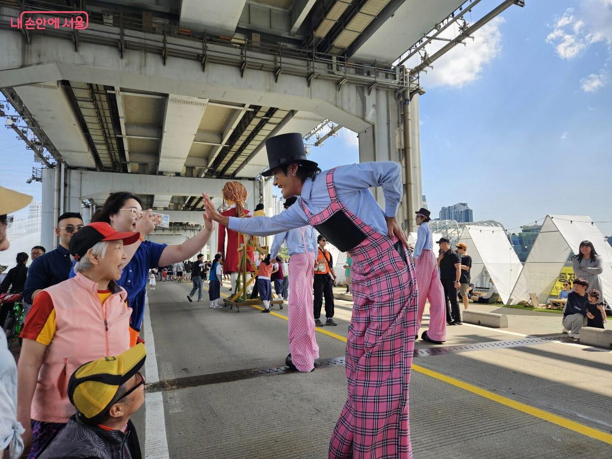 커다란 인형과 키다리 피에로가 축제의 분위기를 한층 끌어올렸다. ©이선미