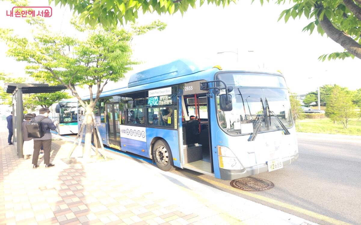 김포공항역 3번 출구에서 기다리고 있는 서울02번 버스 ⓒ심재혁