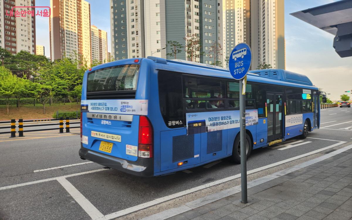 풍무동 아파트 단지에 정차한 퇴근길 '서울동행버스' 서울02번 ⓒ심재혁