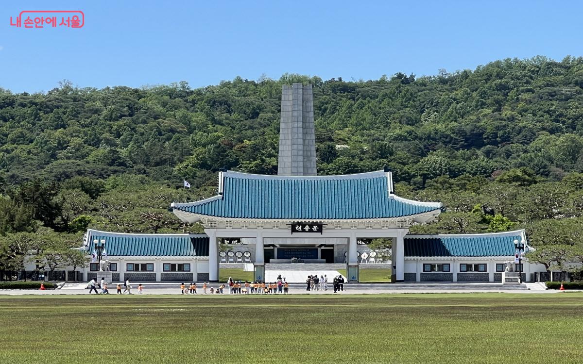 파란색 기와를 얹은 현충문 뒤로 현충탑이 보인다. ©박지영