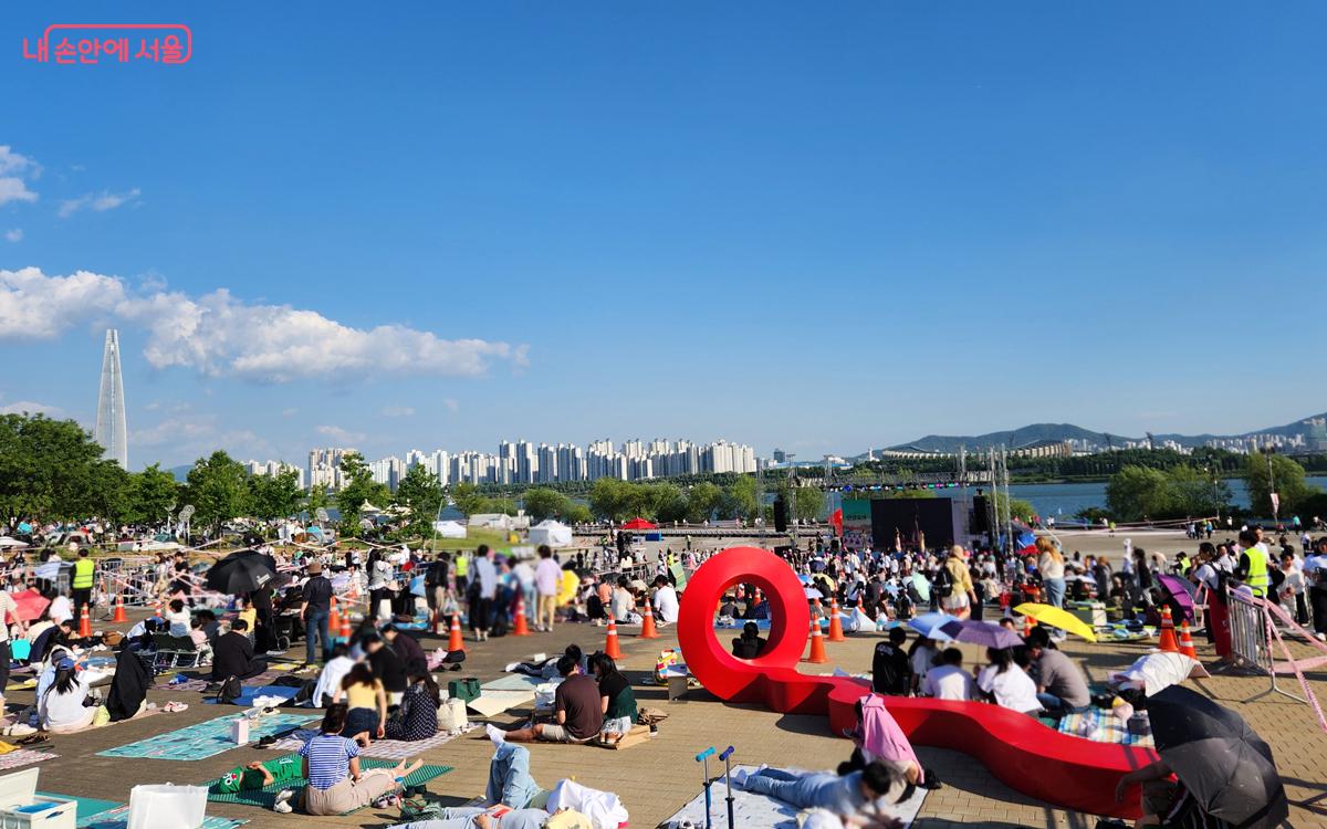 많은 시민들이 ‘한강드론라이트쇼’를 보기 위해 기다리고 있다. ⓒ김미선