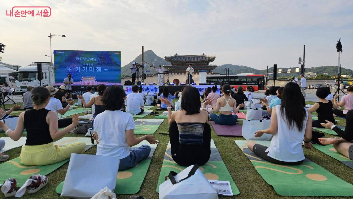 시민들이 카키마젬의 축하 공연을 즐기고 있다. ©이선미 