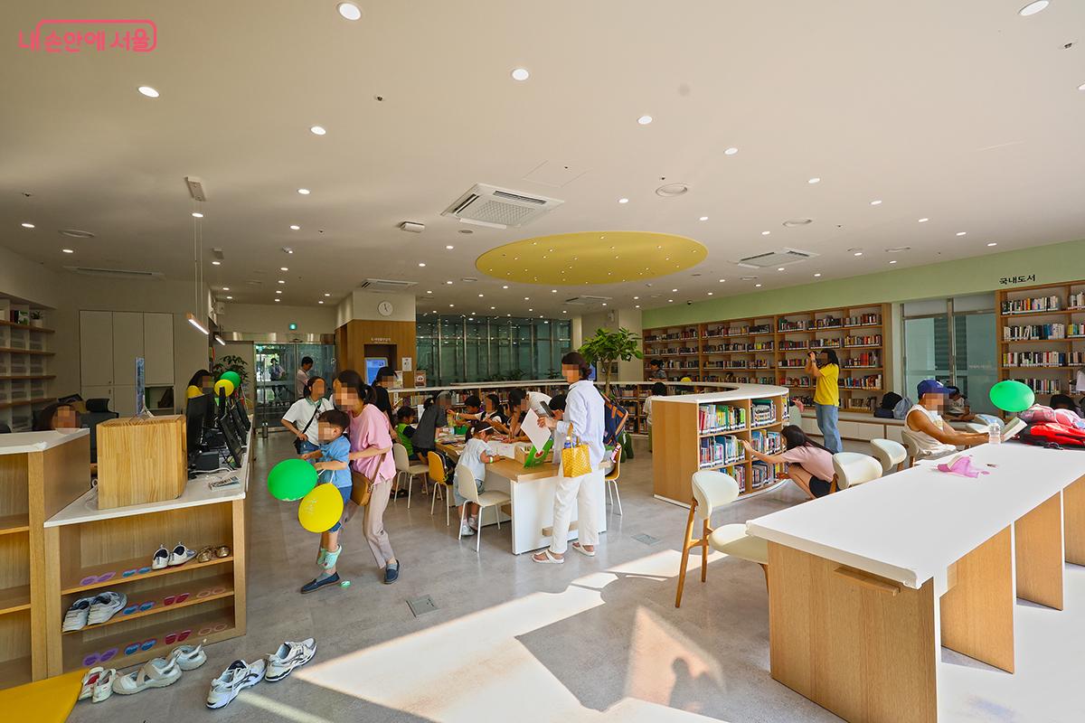 개청식 첫날부터 도서관을 가득 메운 지역 주민들을 볼 수 있다. ©김주연