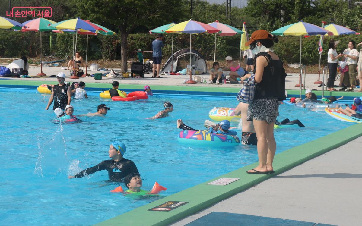 무더운 날씨에 6월 20일 한강공원 수영장이 개장했다. ©심재혁