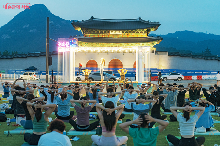 6월 21일 열리는 ‘광화문 달빛요가’ 개막식에는 시민 200명을 초청한다.
