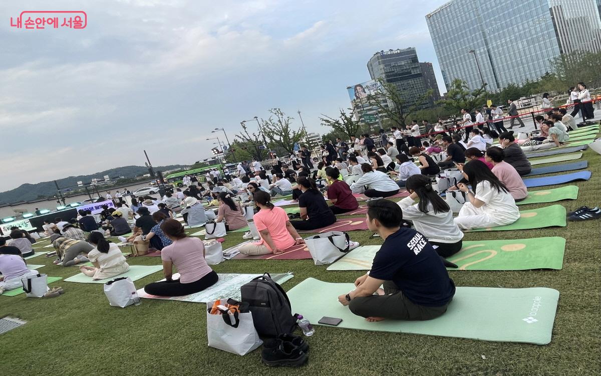 광화문광장에서 열린 '2024 광화문 달빛요가' 개막식에 모인 시민들이 요가를 하고 있다. ©이정민