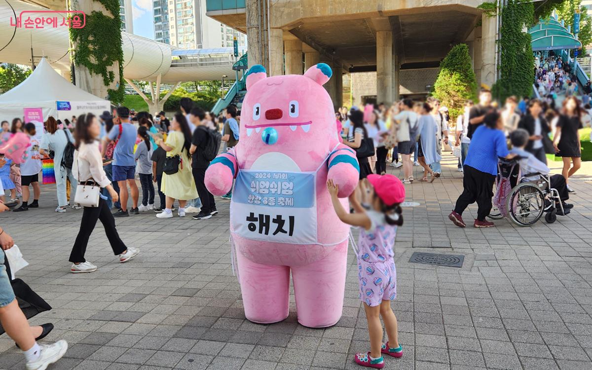 광장에서 만난 해치 인형을 어린이들이 신기한 듯 만져본다. ⓒ김미선