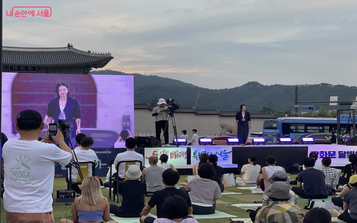 참가자들이 요가 동작을 따라 하기 쉽게 설명하는 한국레츠요가협회장 지현주 씨 ©이정민