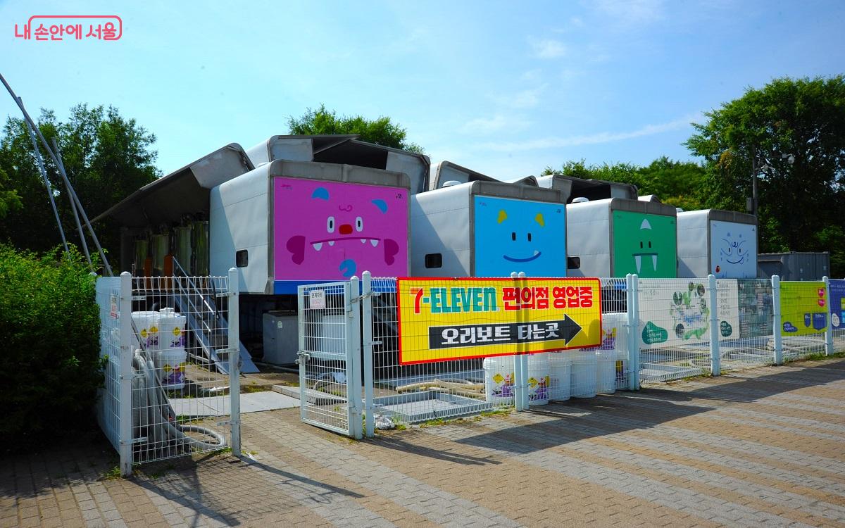 물놀이 시설의 수질 관리를 위해 가동 중인 이동식 여과시스템에 서울시 마스코트 해치와 소울프렌즈를 그렸다. ⓒ조수봉