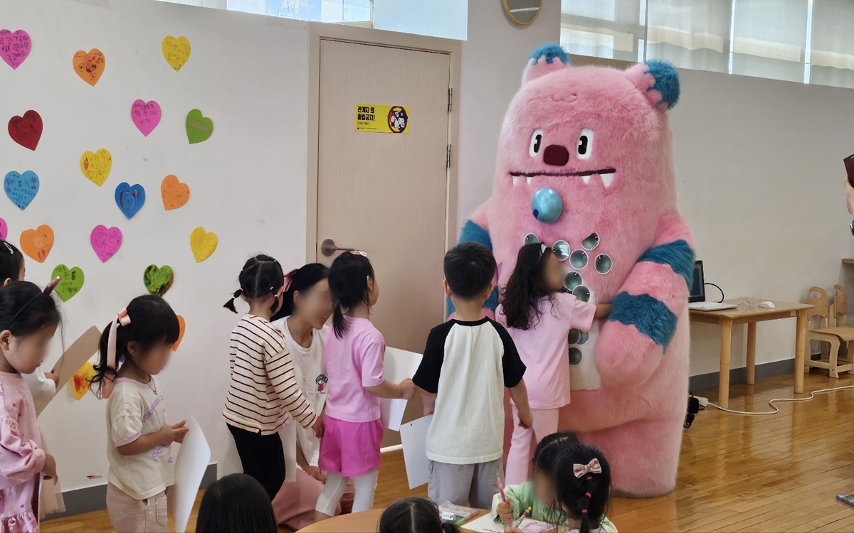  해치가 유치원, 어린이집으로 찾아가 어린이의 고민을 들어주고 함께 놀이하는 ‘해치의 마법학교’ ©서울시