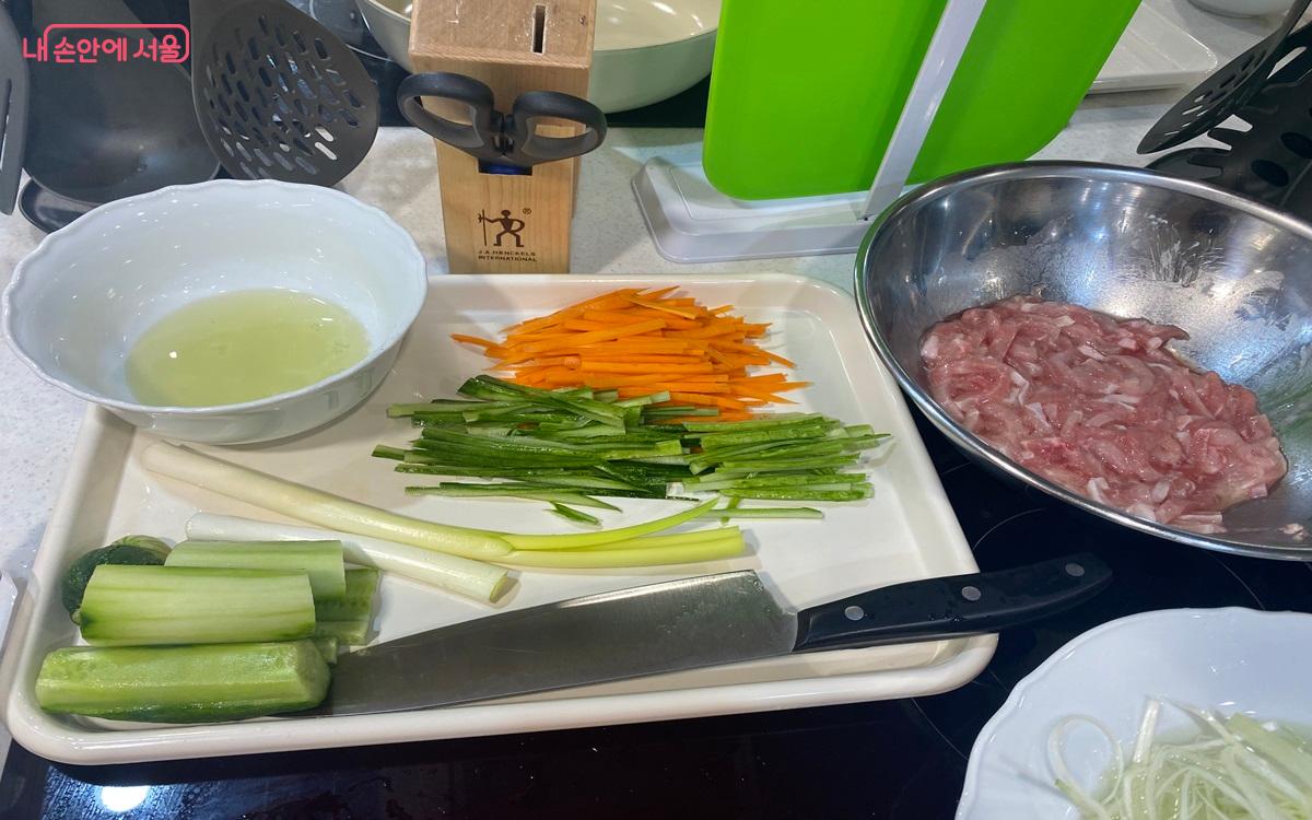 요리를 시작할 때 재료 손질이 가장 중요하다. ©강다영