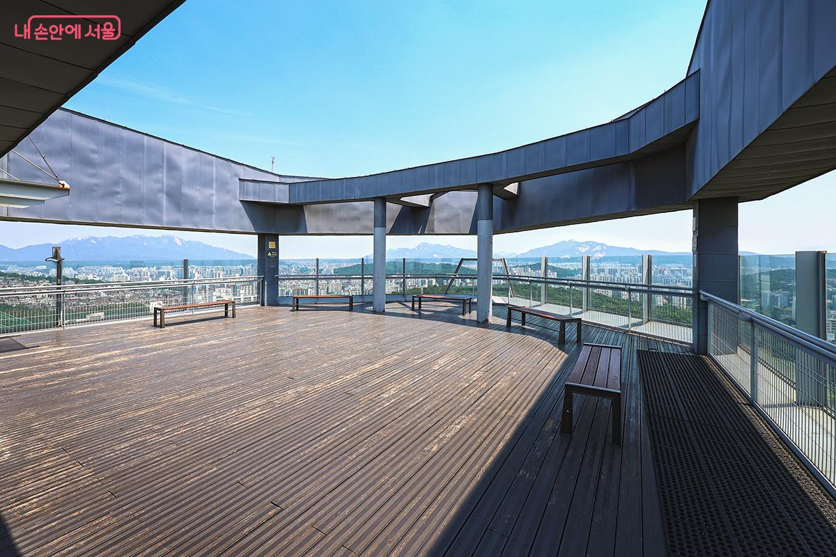 전망대 4층에 마련된 옥상 전망대 전경 ©김주연