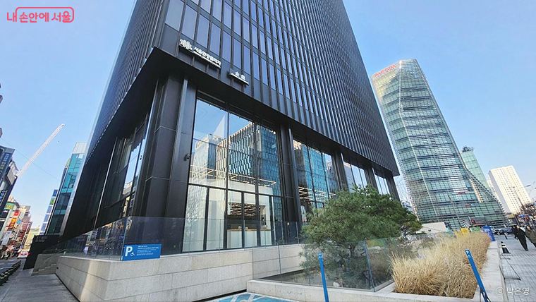 '서울마이소울샵'은 서울 관광 허브인 '서울관광플라자'의 1층에 위치하고 있다.