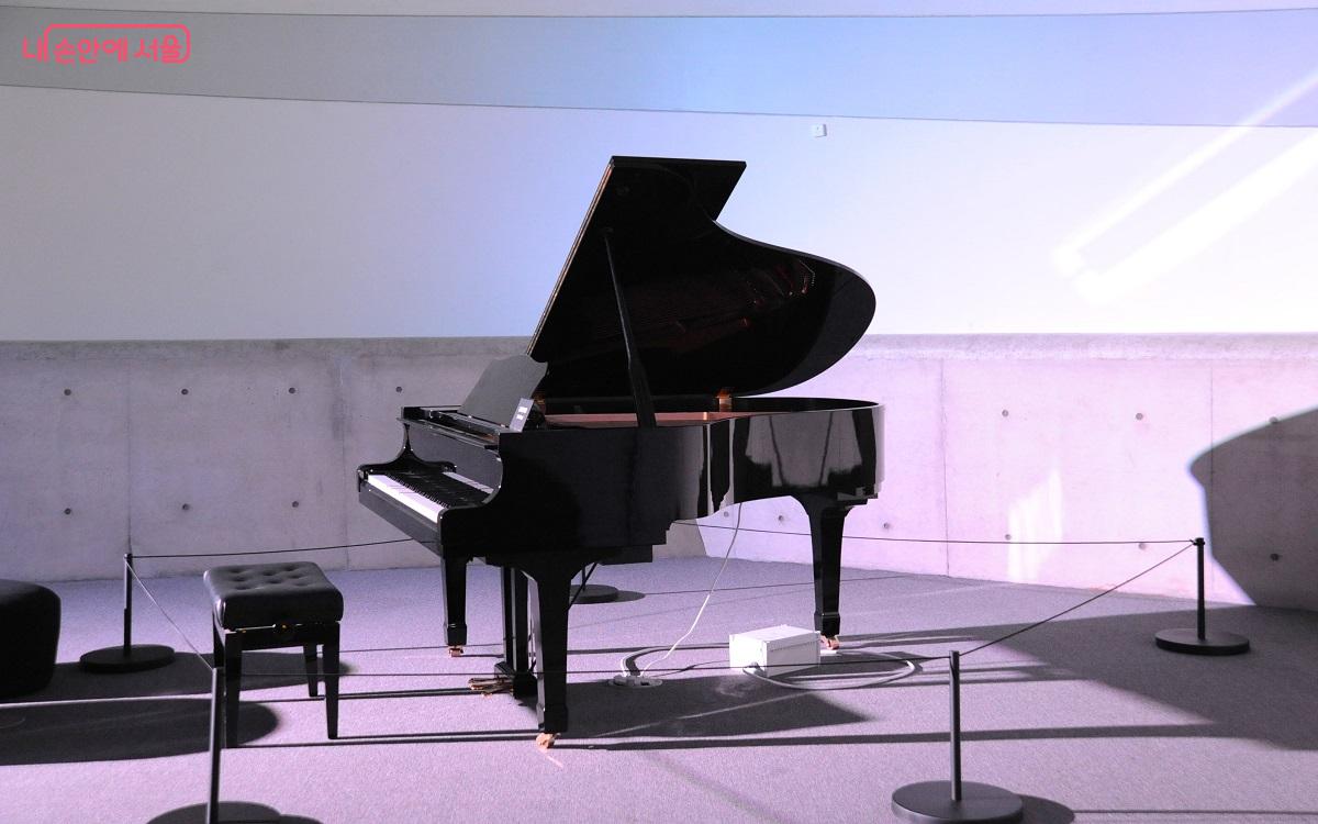 피아노 자동 연주를 감상할 수 있는 2층 휴식 공간인 ‘피아노 라운지’ ⓒ조수봉