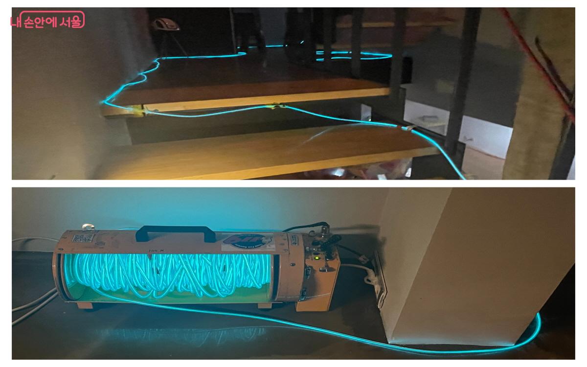 소방 현장에서 생명줄 역할을 하는 라이트 라인이 깔린 전시관 계단 ⓒ이정민