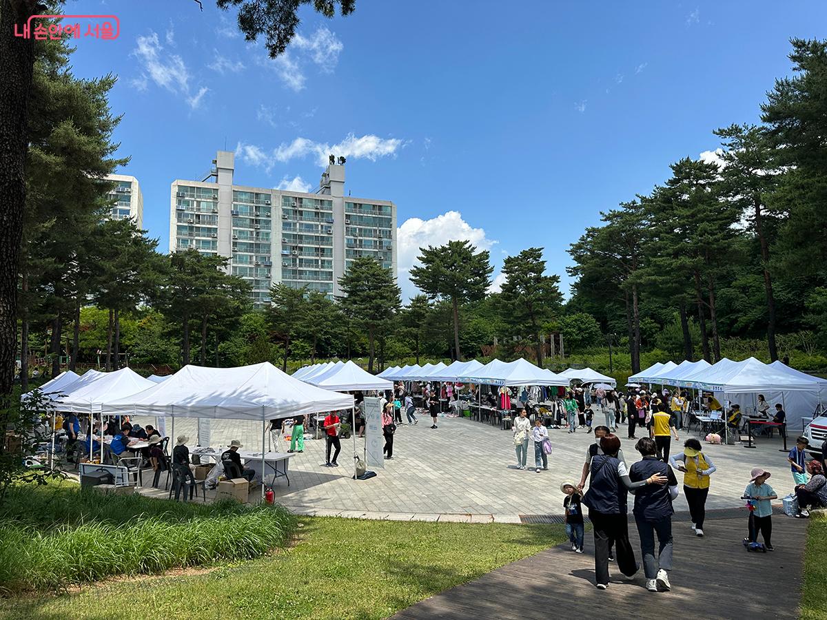 북서울꿈의숲 볼프라자에서는 '2024 재활용 나눔 자원순환축제'도 진행되었다. ⓒ김수정   