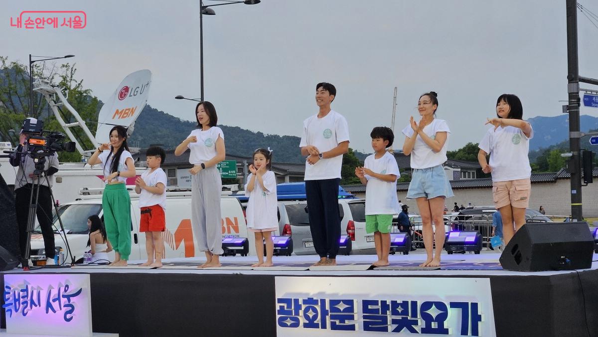 온 가족이 보여준 요가 시범 공연은 많은 박수를 받았다. ©이선미 