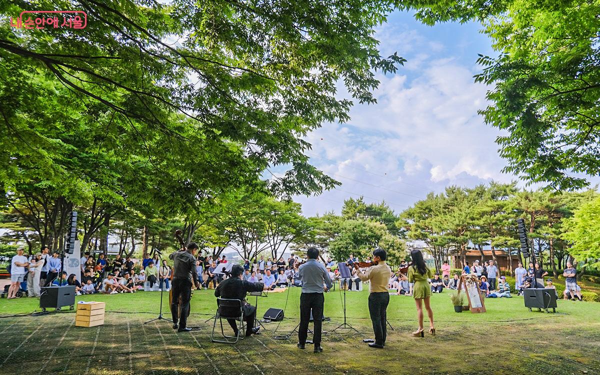 초여름 녹음으로 가득한 서울 선유도공원에서 들을 수 있었던 클래식 공연 ⓒ강중원