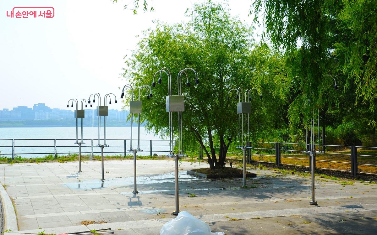 난지한강공원 물놀이장의 샤워 시설 ⓒ조수봉