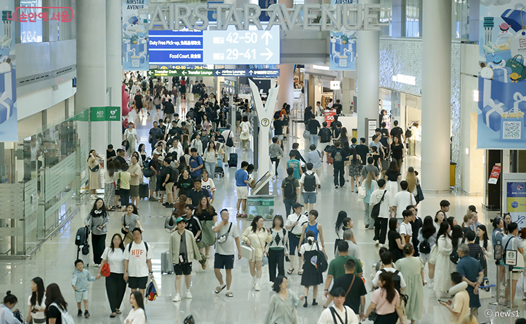 인천국제공항 1터미널이 해외여행을 떠나는 여행객들로 북적이고 있다.