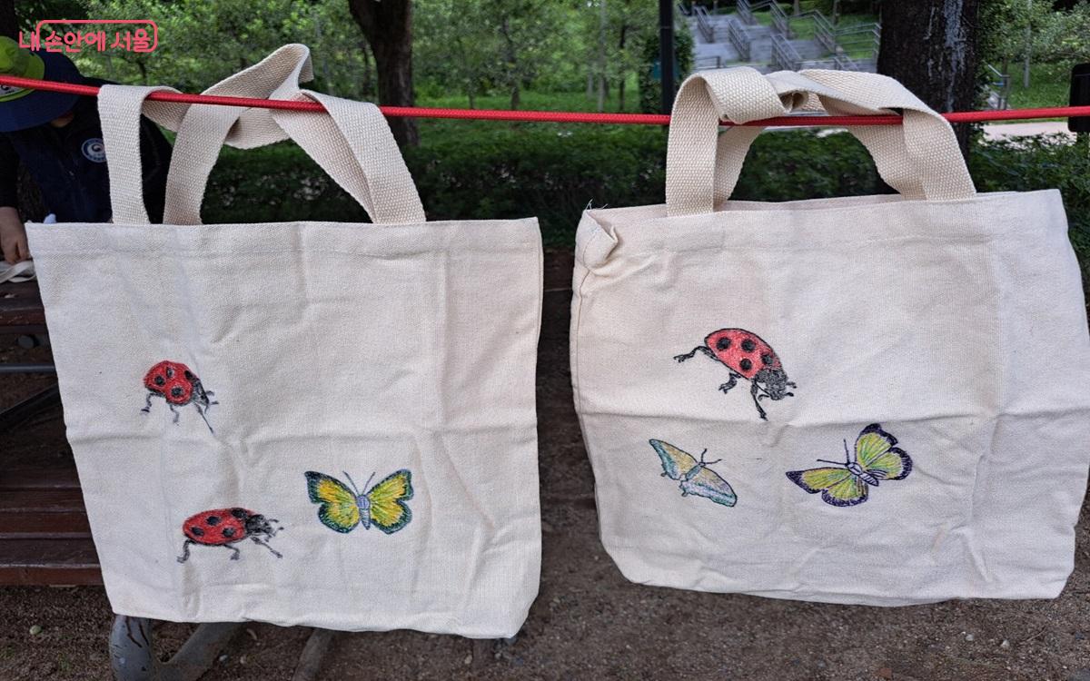 자신들이 좋아하는 곤충을 선택하여 물들인 곤충 에코가방 ©홍지영