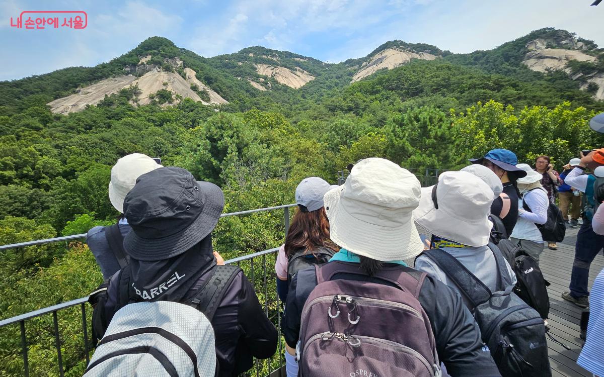 불암산 전망대는 아래에서 위로 불암산을 바라볼 수 있게 만들어져 있다. ©김준범