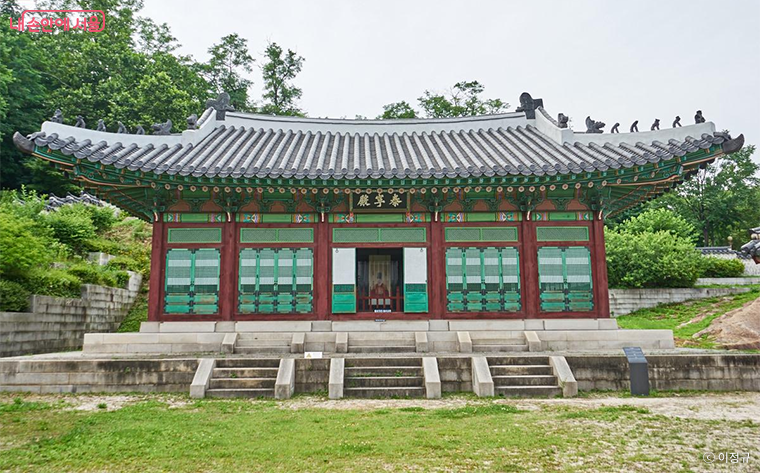 정조는 1776년 3월 숭정문에서 즉위식을 올린 후 태령전(泰寧殿)을 영조의 혼전으로 삼았다.