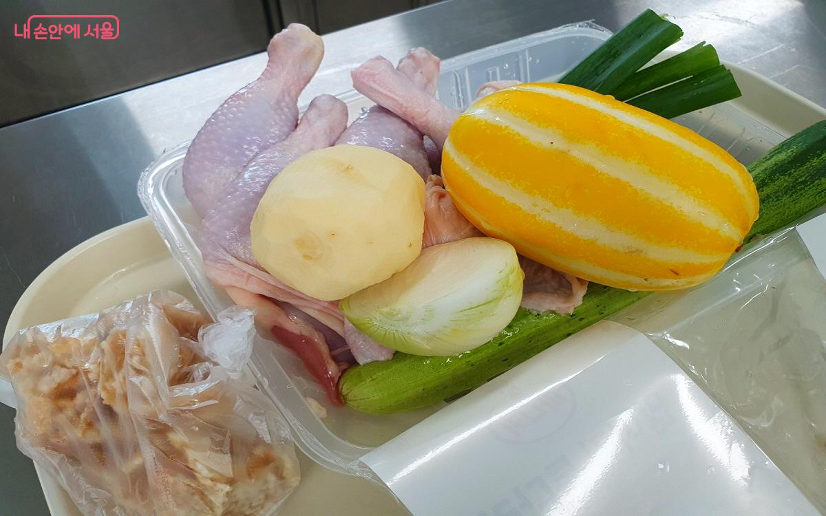 행복한 밥상 닭다리누룽지탕과 참외오이무침 요리 재료들 ©엄윤주